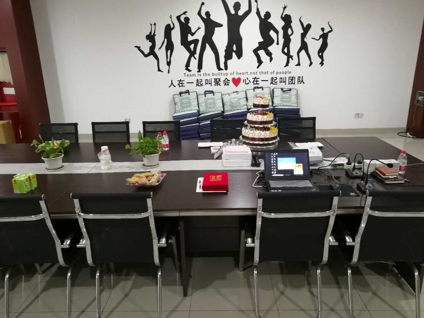 公司第二季度全員大會暨優(yōu)秀員工表彰大會